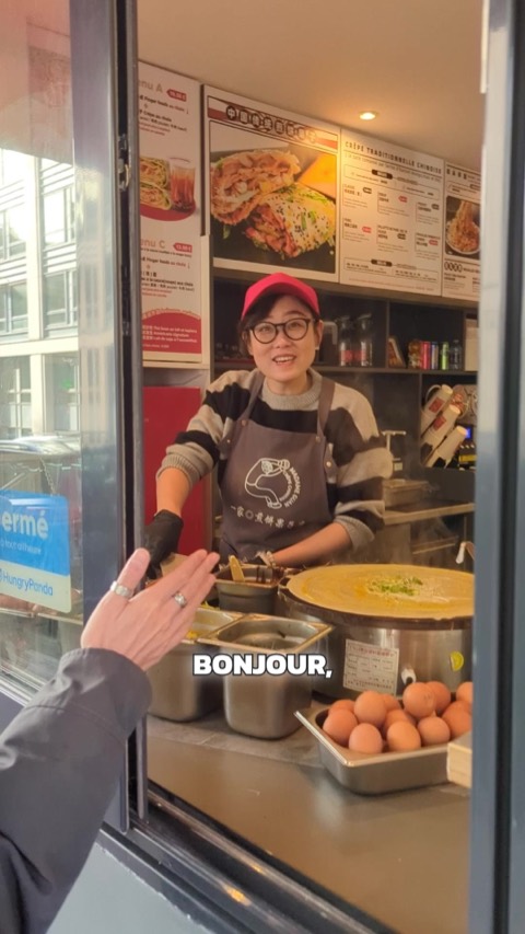Florian OnAir teste le jianbing guozi, la crêpe chinoise de Madame Guan à Paris — vidéo TikTok
