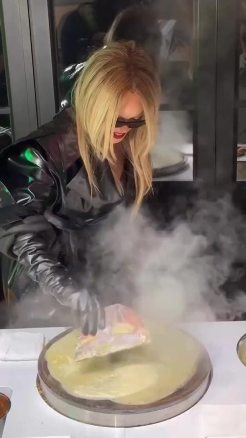 Rihanna prépare elle-même un jianbing, la crêpe chinoise, lors de sa tournée Fenty Beauty à Shanghai
