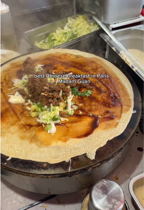 Yana Bou recommande les crêpes chinoises 煎饼 authentiques de Madame Guan pour le petit-déjeuner à Paris